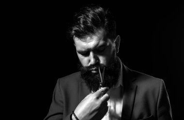 Sakallı adam, uzun sakallı ve bıyıklı bir adam portresi. Berber dükkanı için berber makası. Klasik berber dükkanı, tıraş. Vahşi, ciddi bir erkek, modern siyah saç stili.