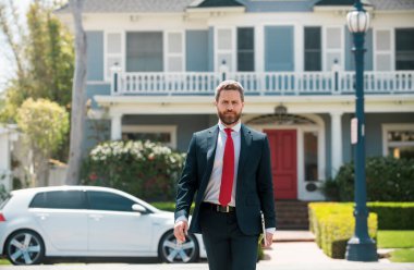 Emlakçı yeni evin yakınındaki ziyaretçileri karşılıyor. Emlakçı portresi