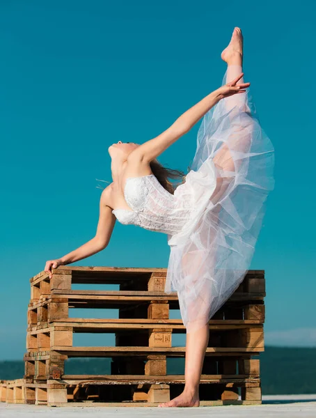 Sanat balesi. Bacak ayıran, esnek kız ayrılıyor. Spor kıyafetleri içinde genç ve güzel bir kadın antrenmandan önce esneme hareketleri yapıyor. Vücuda ve zihinsel sağlığa uygun.