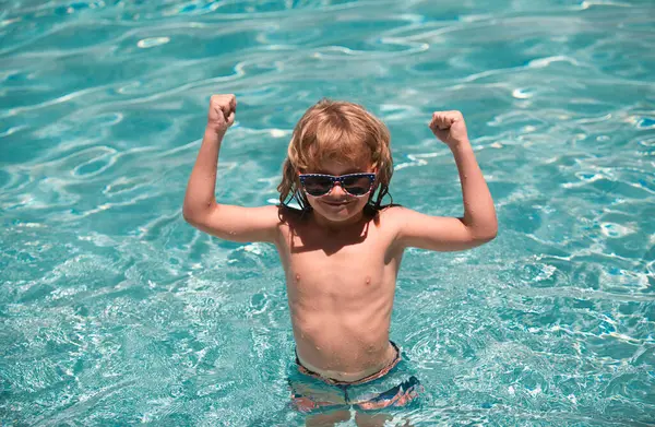 在游泳池里的孩子在阳光灿烂的日子 一个戴着太阳镜的可爱的小男孩兴奋极了 — 图库照片