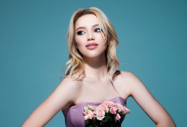 Stüdyoda güzel bir kadın portresi var. Temiz tenli, doğal makyajlı güzel bir kız.