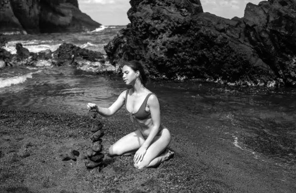 Jonge Vrouw Met Zen Stenen Het Strand Meditatie Spa Harmonie — Stockfoto