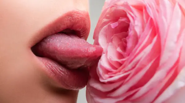 Губы Языком Крупным Планом Красивые Женские Губы Розой Сексуальные Губы — стоковое фото