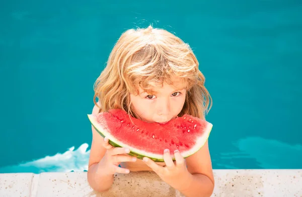 小男孩在游泳池边吃西瓜 带着西瓜的小孩儿童暑期活动 — 图库照片