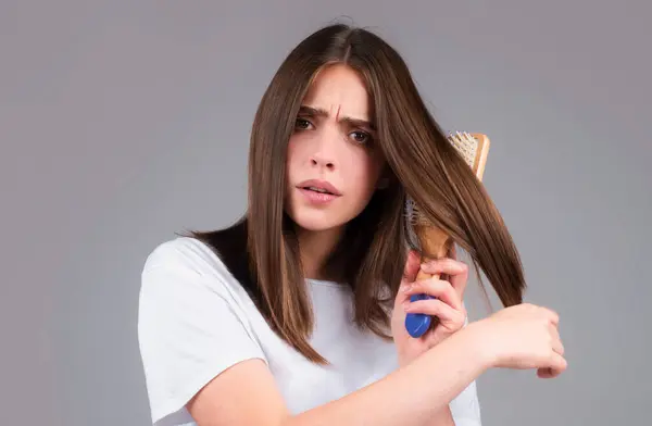Kobieta Wypadanie Włosów Grzebieniem Problematyczne Włosy Koncepcja Utraty Włosów Łysienia — Zdjęcie stockowe
