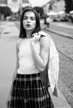 Avrupa 'nın yaz kentinde beyaz takım elbiseli güzel bir kadın model vardır. Sokakta poz veren moda bir kadın.