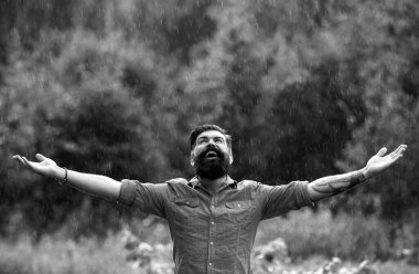 Zihnin berraklığı. Rahatlama konsepti. Olumlu düşün. Fırtınalı hava. Yağmurda meditasyon.