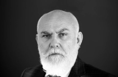 Tahtadaki profesörün ya da öğretmenin yakından görünüşü izole edildi. Üniversitede kır saçlı kıdemli profesör.