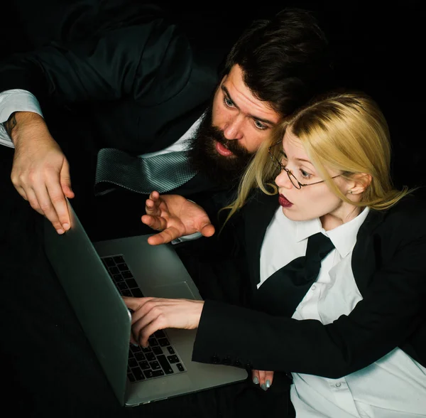 Betriebswirtschaft Junge Geschäftsleute Sprechen Auf Schwarzem Hintergrund Hacker Nutzen Laptops — Stockfoto