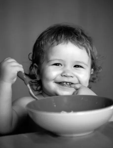 Smilende Baby Spiser Mad Lancering Barn Spise - Stock-foto