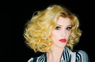 Güzel, zarif bir kadının stüdyo portresi. Yüksek model.