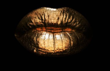 Dişi altın ağız izole edilmiş. Şehvetli altın dudaklı kadın. Yaratıcı sanat simli ruj