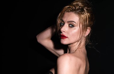 Güzel, romantik bir kadın yakın plan çekimde. Güzel lüks makyaj. Model kız portresi stüdyo arka planında. Kırmızı rujlu seksi kadın dudakları. Ve parlak makyaj.