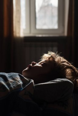 Küçük çocuk yatakta uyuyordu. Çocuk yakından uyuyor. Rahat çocuklar sabahları uykulu olurlar.