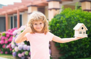 Oyuncak ev, aile evi. Gayrimenkul konutları, evde bakım, aile gündüz bakımı konsepti. Genç aile için konut kavramı