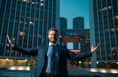 Modern bir açık uzay iş merkezinde yönetici. Dışarıda başarılı bir iş adamı.