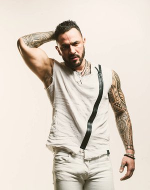 Moda genç adam. Kendine güveni olan yakışıklı adam.