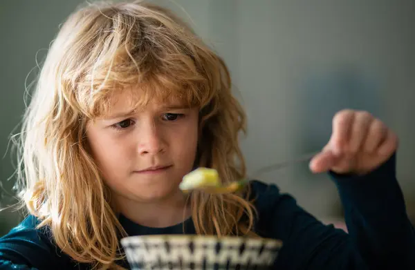 Söta Barn Äter Frukost Hemma Sorglig Pojke Äter Hälsosam Kyckling — Stockfoto