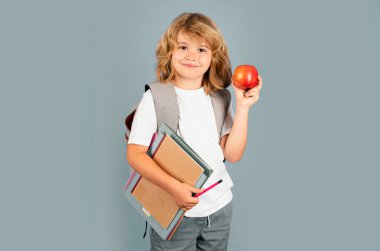 Okula dönelim. Okul çantalı öğrenci kitabı ve defterini öğrenmeye hazır tutuyor. İzole edilmiş stüdyo geçmişi olan okul çocukları