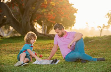 Baba oğluyla satranç oynar. Satranç oynarken çocuk gibi düşünmek. Aile dışı oyun