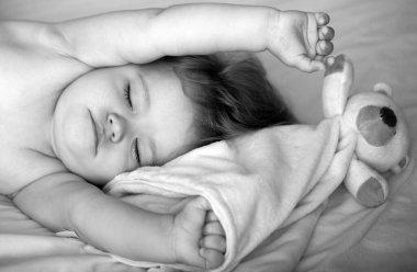 Bebeğim, yatakta uyan. Sağlıklı çocuklar uyur.