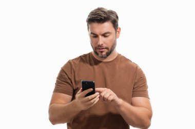 Avrupalı iş adamı cep telefonundan izliyor. Resmi giyinen yakışıklı adam akıllı telefon kullanıyor, SMS mesajı yazıyor. Sosyal ağ. Yakışıklı iş adamı cep telefonu kullanıyor, telefonla konuşuyor.