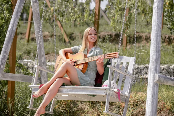 Mujer Joven Sentarse Swing Tocar Guitarra Parque Verano Rubia Modelo — Foto de Stock