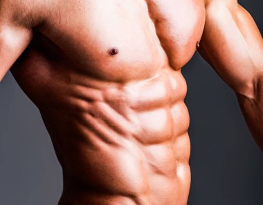 Mükemmel vücutlu bir erkek model. Baştan çıkarıcı eşcinsel. Erkek göğsünü kapat. Göğüs kasları. Kaslı erkek gövdesi ve karın kasları. Atletik Adam kaslı vücut ve karın kasları gösteriyor. Seksi çıplak adam, baştan çıkarıcı adam.