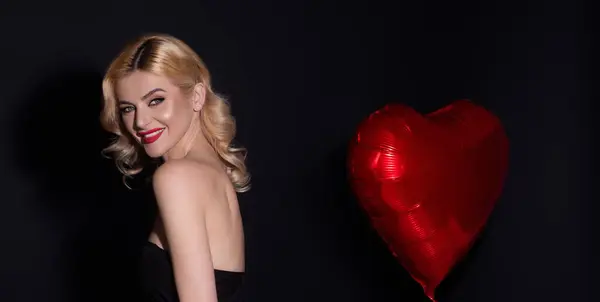 スタジオの孤立した背景に心臓形のエアバルーンを持つ美しいセクシーな女性 バレンタインデーの女性 ハート 女の子は赤い風船の心臓を持っています ホリデーパーティー 誕生日 ハートラブコンセプト — ストック写真