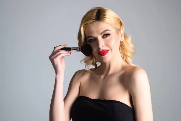 Young Woman Applies Powder Face Using Makeup Brush Beautiful Girl — Stockfoto