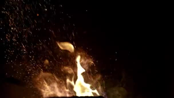 Φωτιά Κοντά Στο Τζάκι Πυρκαγιά Φλόγες Κόκκινο Και Κίτρινο Μαύρο — Αρχείο Βίντεο