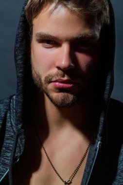 Siyahın üstünde tehlikeli gangster portresi. Suç suratı. Gece Tehlike Suç Bölgesi 'ndeki çete üyeleri. Gangster tarzı. Tehlikeli bir hırsız. Kızgın, tehlikeli, kötü, seksi adam. Tehlikeli yüz, yakın plan.