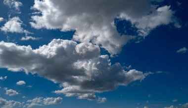 Mavi gökyüzü bulutu gradyan arka planı. Bulutlu gökyüzü. Çevre gününün ufuk çizgisinde canlı mavi manzara. Yumuşak arka planda beyaz bulutlar. Beyaz bulutlu gökyüzü