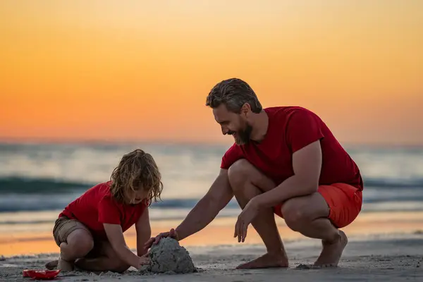 夏天的家庭 孩子和父亲建造沙堡 爸爸和儿子在夏天的海滩上玩耍 父亲和孩子们在夏日的热带沙滩上玩耍 夏天海滩上的沙堡 — 图库照片