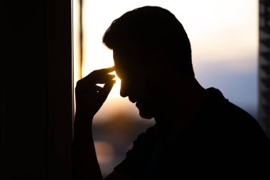 Sinüs ağrısı, gerilim ya da küme baş ağrısı olan bir adam, portreyi kapat. Baş ağrısı konsepti. Cephalalji ve migren. Migren belirtileri. Kronik baş ağrıları. Baş ağrısı tetikleyiciler