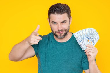 İş adamı para sayıyor. Yakışıklı orta yaşlı adam 100 dolarlık banknotları tutuyor. Elinde para tutan adam. Finansal başarı. Dolar nakiti olan zengin bir adam, 100 dolar.