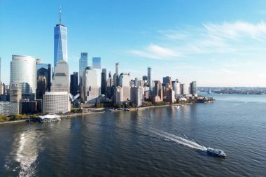 New York silueti. New Jersey 'den Manhattan manzaralı, New York gökdeleninden. Büyük Elma 'nın havadan görünüşü. Hudson 'dan New York Panoraması. Şehir manzarası simgesi. Aşağı Manhattan New York