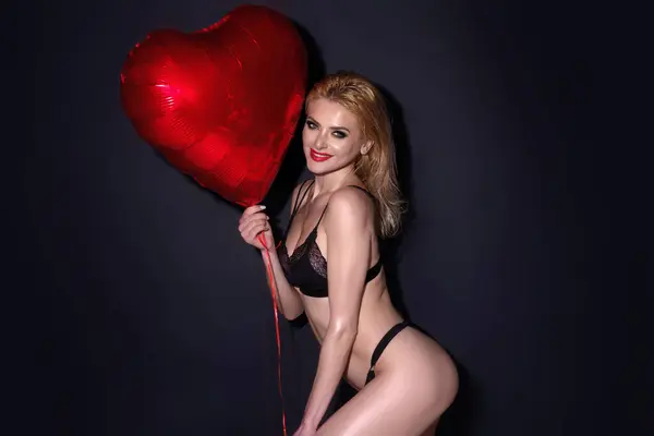 蕾丝内裤的性感内衣模特 穿着性感胸罩和裤子的性感裸体女人 爱与情人节 漂亮的女孩拿着心形气球 红心气球的性感女人 — 图库照片