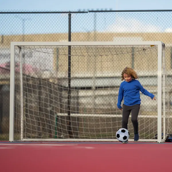 Junge Halten Klassischen Fußball Auf Spielplatz Kind Hält Fußballball Studio — Stockfoto