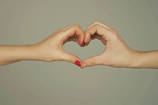 Kalp Şeklinde Bir Kadın Erkek Eli Aşk Kalpleri Şeklinde Eller — Stok fotoğraf