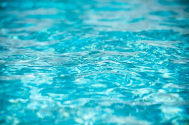 Su arka planı, dalgalanma dalgaları. Mavi yüzme havuzu deseni. Deniz yüzeyi. Yüzme havuzunda su ve güneş yansıması. Kopyalama alanı olan pankart