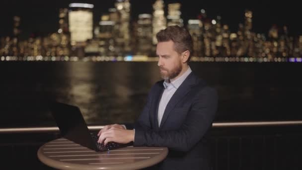 Biznesmen Korzystający Nocy Laptopa Mieście Dojrzały Biznesmen Pracuje Świeżym Powietrzu — Wideo stockowe