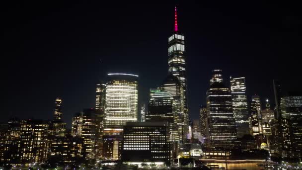 夜の街灯でマンハッタン ニューヨークのマンハッタンの夜景 ニューヨーク市は 無人機からマンハッタンの景色を照らしました Nyc マンハッタンのスカイライン ナイトシティーシーン アメリカ アーバン アメリカン — ストック動画