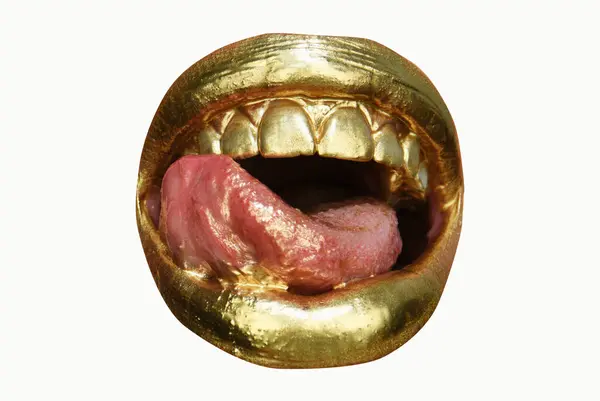 金の唇 黄金の金属の口 歯のケア 黄金の歯と笑顔 口の中で金の歯 口を開けて舌が歯に触れる — ストック写真
