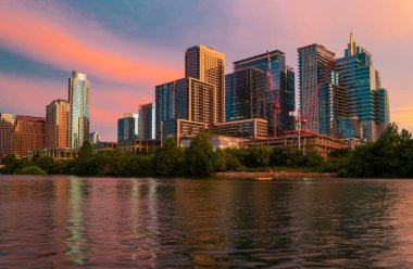 Austin, Teksas 'ın merkezindeki Skyline' da. Colorado Nehri 'nde Austin Sunset. Günbatımı şehri. Sudaki yansıma