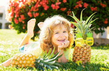 Ananaslı çocuk ve yaz tatilinde ananas.