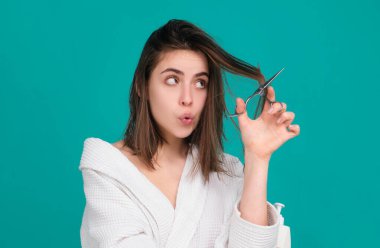 Elinde tarağı olan beyaz arka planda, saçları olan bir kadın.