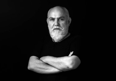 Ciddi kıdemli, 70 yaşında bir adam. Gri saçlı ihtiyarın sade stüdyo portresini kapat.