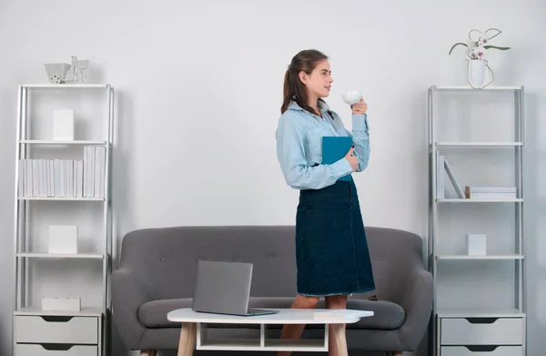 Unga Företag Slady Med Kopp Kaffe Arbetsplatsen Kontoret Sekreterare Kvinna — Stockfoto