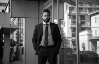 Kentsel iş adamı. Sıradan bir iş adamı ceketi giyiyor. Olgun bir iş adamının portresi.